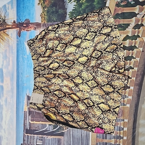 Nike Fly Gold Black Shorts Size Medium NWT - Picture 7 of 8